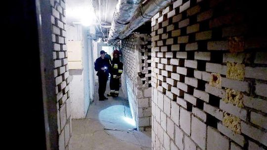 Ewakuacja bloku na Kalinowszczyźnie. Osiadła podłoga, popękały ściany w piwnicy. Nadzór budowlany: Mieszkańcy mogą wrócić do domów