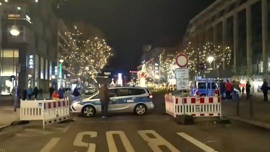 Ewakuacja jarmarku bożonarodzeniowego w Berlinie. Przez podejrzanych mężczyzn