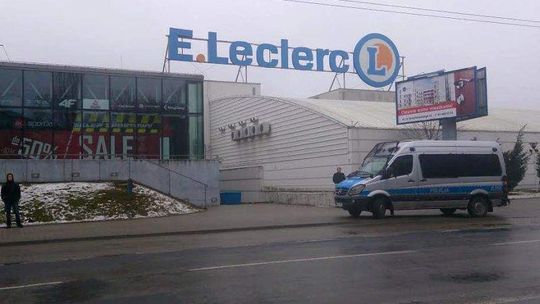 Ewakuacja marketu Leclerc przy ul. Zana. Zadymienie w sklepie