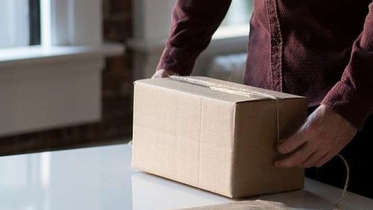 Ewakuacja w firmie kurierskiej. Z paczki wylały się niebezpieczne substancje