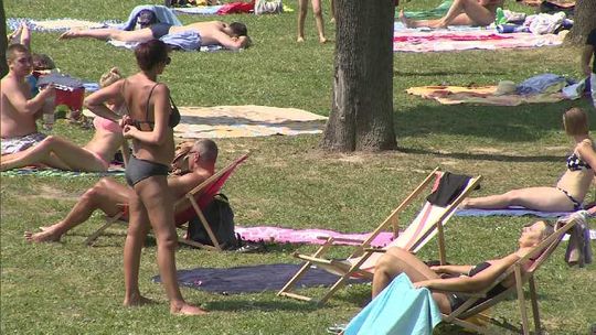 Fala upałów dotarła nad Polskę. Plaże wypełnione wczasowiczami (wideo)