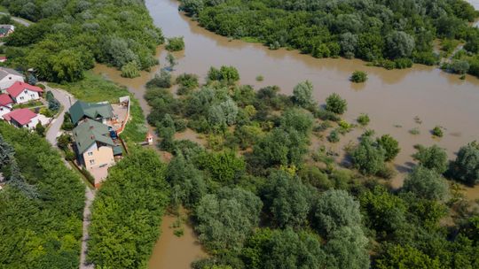 Fala wezbraniowa na Wiśle w okolicach Annopola i Zawichostu [zdjęcia z drona]