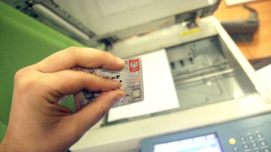 Fałszowała podpisy na umowach kredytowych, oszukała kilka banków