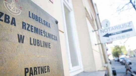 Fałszowanie dokumentów i wyłudzenie miliona dotacji. Policjanci czekali na prezesa na lotnisku