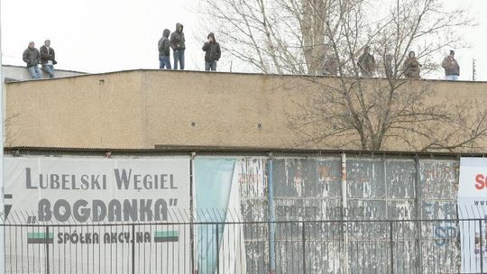 Fani Motoru oglądali mecz ze Stomilem na telebimie i... nie tylko