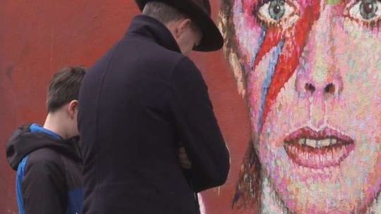 Fani opłakują śmierć Bowiego. Składają kwiaty pod muralem (wideo)