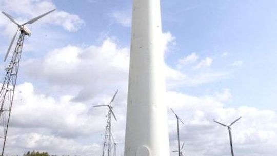 Farma wiatrowa w Wyrykach. Wiatraki 700 metrów od domów