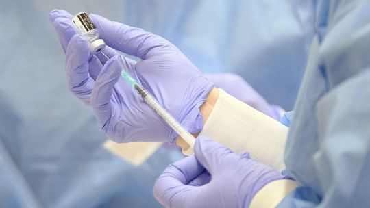 Farmaceuci, fizjoterapeuci i diagności będą szczepić. Zgłosiło się już 700 osób