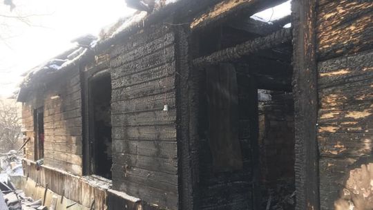 Fatalna seria pożarów domów. Bracia zostali z niczym, rodzina z szóstką dzieci zbiera na remont