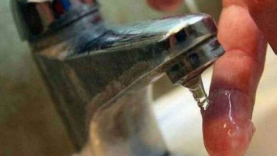 Fatalne ciśnienie wody w kranach w gminie Wólka. "To przez rolników"