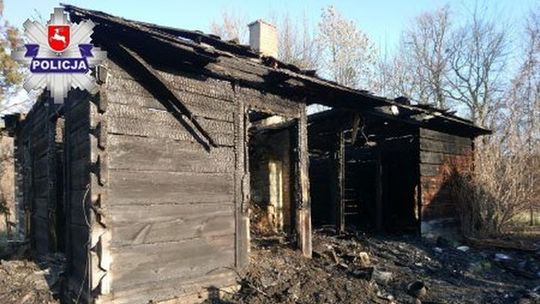 Fatalne skutki gaszenia ognia benzyną. Spłonął dom