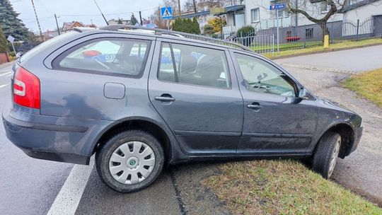 Fatalne wejście w nowy rok. Skoda zawisła na skarpie