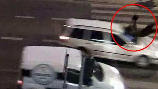 Fatalny wypadek na przejściu. Kierowca wjechał w pieszą [wideo, zdjęcia]