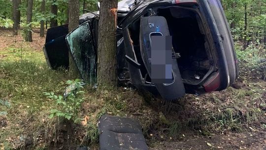 Fatalny wypadek rovera w lesie koło Parczewa. Kierowca niczego nie pamięta