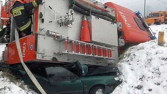 Fatalny wypadek. Wóz strażacki zmiażdżył passata w rowie