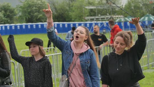 Feliniada 2019 w deszczu. Na scenie Bevaues [zdjęcia]