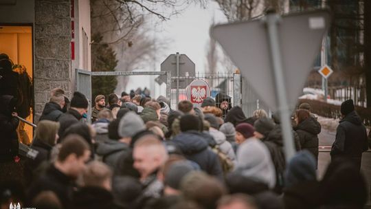 Ferie w mundurze: studenci i uczniowie zaczynają szkolenie w koszarach