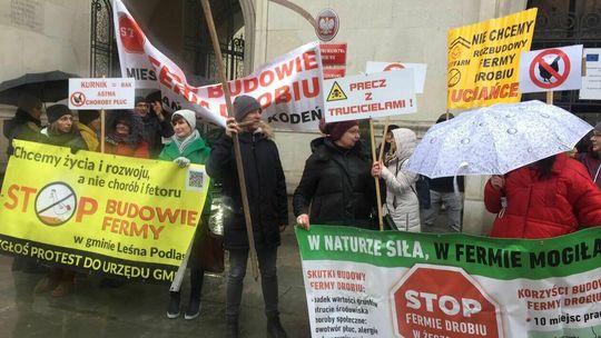 Ferma za fermą. Ludzie chcą, żeby planom na miliony kurczaków przyjrzeli się radni