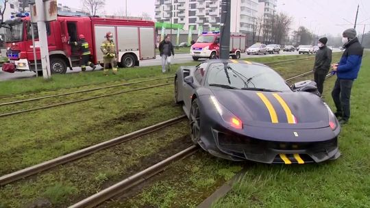 Ferrari na słupie. 34-letni kierowca urządził sobie rajd ulicami Łodzi