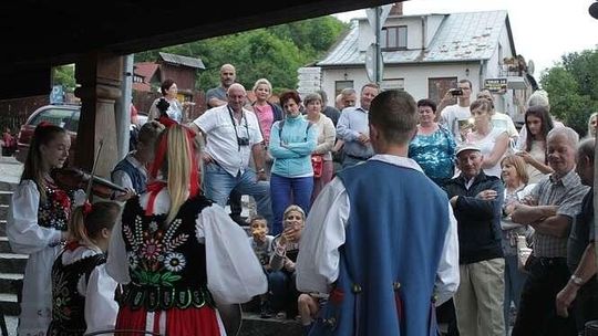 Festiwal Kapel i Śpiewaków Ludowych w Kazimierzu Dolnym: Zabawa z udziałem gości
