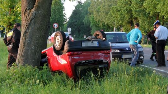 Fiat dachował. Cudem nikt nie zginął