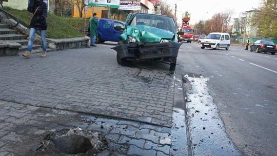 Fiat ściął słup. Droga Męczenników Majdanka zablokowana (zdjęcia)