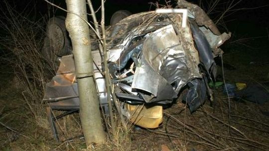Fiat uno rozpadł się na pół. Kierowca i pasażer bez szans