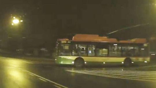 Film od Czytelnika: O krok od zderzenia z trolejbusem