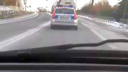 Film z pędzącym radiowozem znowu w Internecie (wideo)