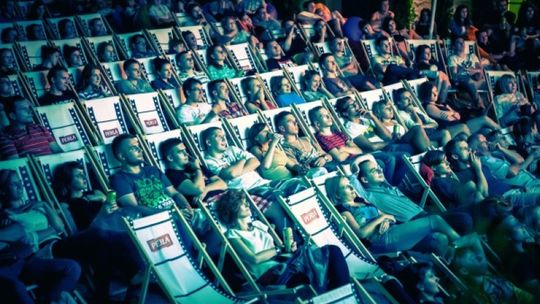 Filmy, piwo i leżaki