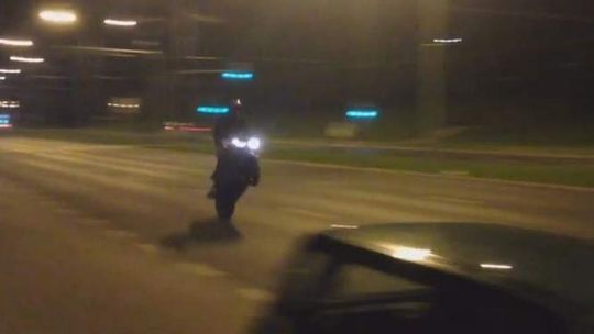Filmy z brawurową jazdą pirata-motocyklisty znikają z sieci