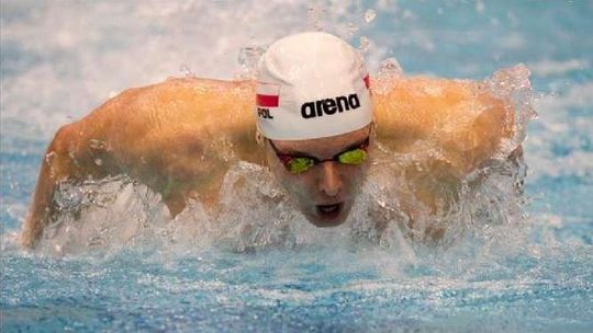 Finał Konrada Czerniaka na 100 m stylem motylkowym, srebrny medal Radosława Kawęckiego