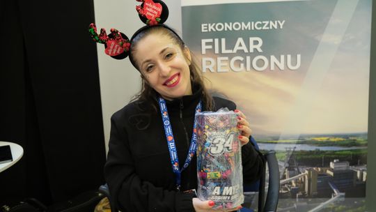 Finał WOŚP: Lubelszczyzna zagrała dla zdrowych brzuszków. Ponad dwa miliony zł z naszego regionu Wolontariuszka WOŚP z puszką kwestarską podczas finału Orkiestry