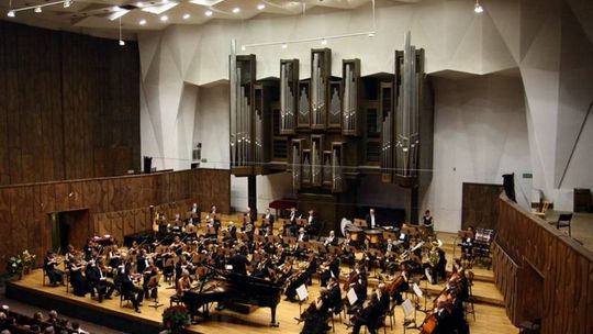 Finanse w kulturze. Filharmonia i Kozłówka stratne, Gardzienice z zyskiem