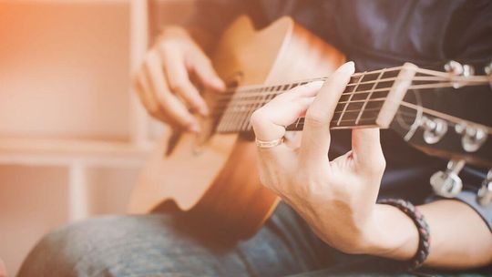 Fingerpicking czy akordy? Różne techniki gry na gitarze akustycznej
