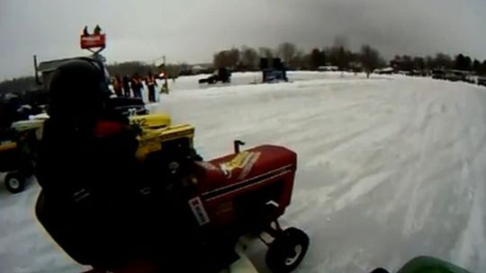 Finlandia: Zimowe wyścigi kosiarek (wideo)