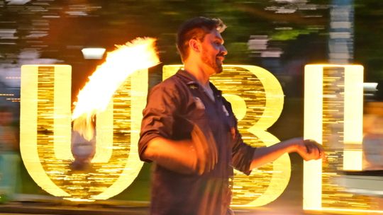 Fireshow rozświetlił Plac Litewski. Sztukmistrze ciągle bawią publiczność