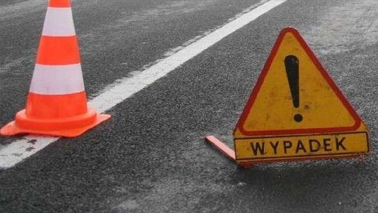 Firlej: Ciężarówka z kurczakami wjechała do rowu