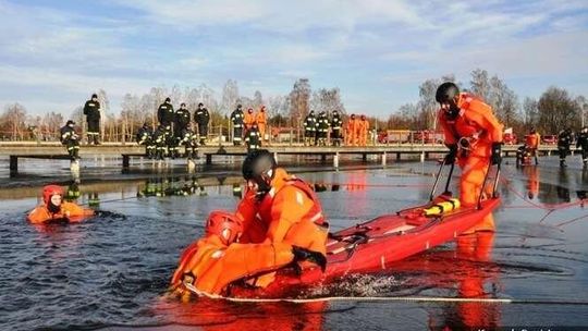 Firlej: Ratowali tonących. Strażacy ćwiczyli na lodzie (zdjęcia)