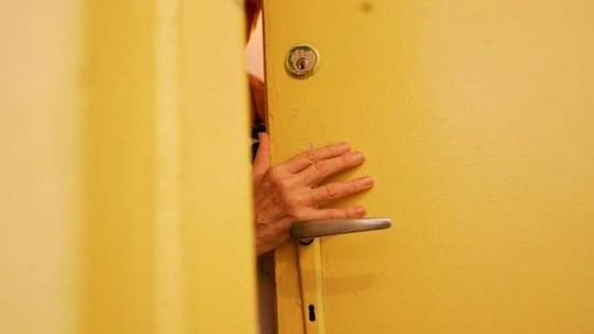 Firma zachęca mieszkańców do wymiany drzwi. Spółdzielnia ostrzega