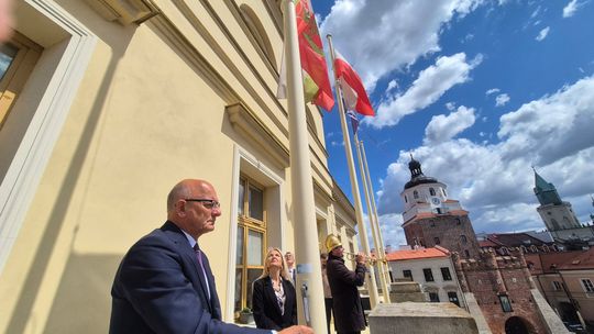 Flaga na ratuszu opuszczona do połowy masztu. Lublin pożegnał ks. prof. Andrzeja Szostka