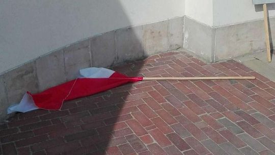 Flaga na ziemi. Radny zgłasza sprawę do prokuratury. "Żart rodem z cyrku Monty Pythona"