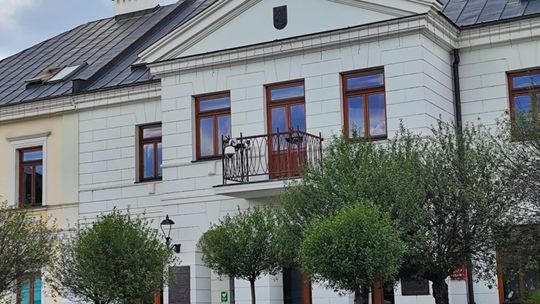 Flaga Ukrainy już nie powróci na balkon urzędu. Chcą uniknąć "żenujących spektakli" 