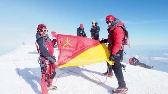 Flaga Zamoscia na szczycie Mont Blanc