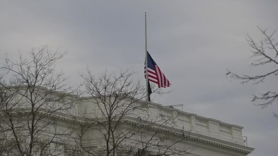 Flagi na Kapitolu opuszczono do połowy masztu. Hołd dla zmarłego policjanta