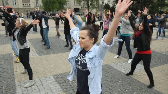 Flashmob na pl. Litewskim: Roztańczeni studenci (wideo)