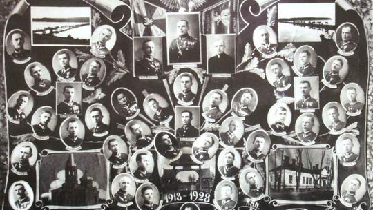 Flecechy z czerwonymi pomponami. O wojsku w Puławach