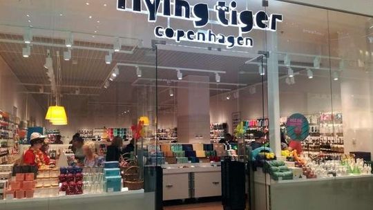 Flying Tiger Copenhagen i inne marki w galerii handlowej przy IKEA