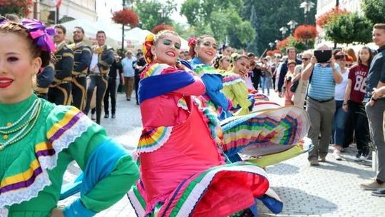 Folklor przyjechał. Kolorowo w parku i na Starym Mieście (zdjęcia)