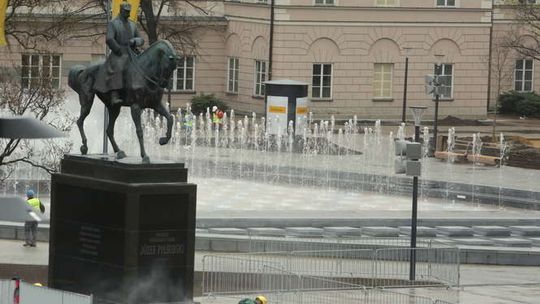 Fontanna na pl. Litewskim w rytmie "Powrotu do przyszłości". Trwają testy